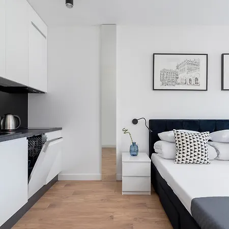 Selenite - Studio With Balcony & Ac - City Center