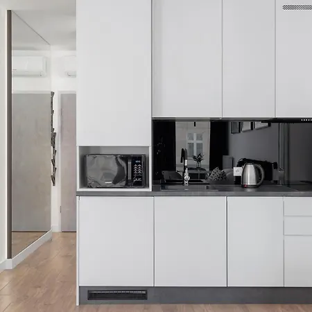 Selenite - Studio With Balcony & Ac - City Center