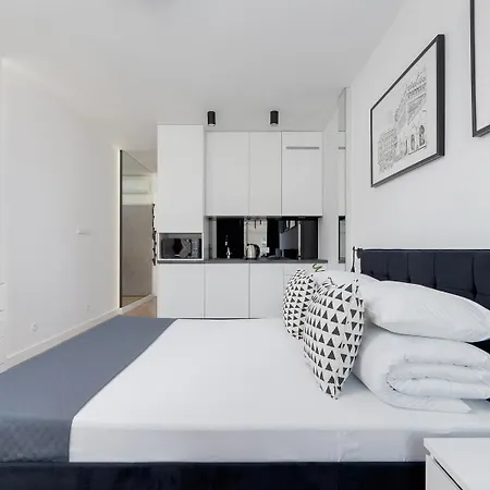 Selenite - Studio With Balcony & Ac - City Center Apartamento Cracovia